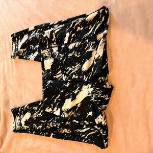 Pro Player Black and Cream Patterned Leggings women’s large